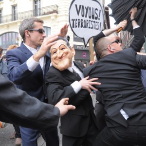 Les gens bons de Bayonne huent Sarkozy