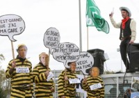 plusieurs-milliers-de-personnes-dont-des-militants-de_948244_460x306p