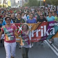 Korrika organizada por AEK. Segunda jornada. Paso de la Korrika por Sanduzelai.