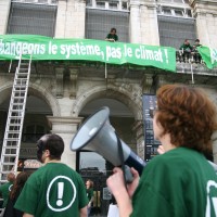 Installation de banderoles sur la mairie UMP de Bayonne